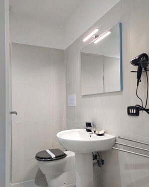 Dutxa, assecador de cabells, bidet i tovalloles 