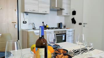 Jääkaappi, uuni, liesi, kahvin-/teenkeitin