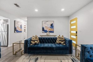 Smart-TV, Kamin, Tischtennisplatte