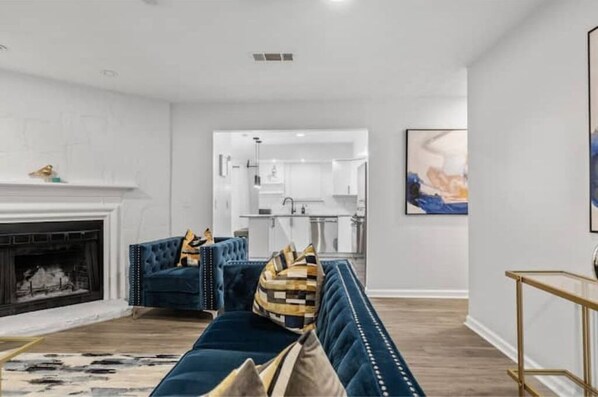 Smart-TV, Kamin, Tischtennisplatte