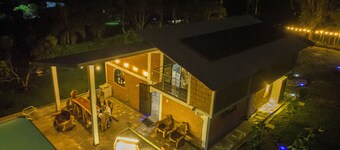 Infinity Pool, Bonfire, warm shower, comfortable beds, WIFI, BBQ, Large Garden