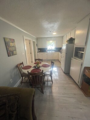 Dining - Blue Pool House  (Lone Oak)