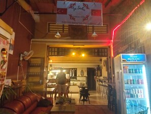 Voorkant accommodatie - avond/nacht