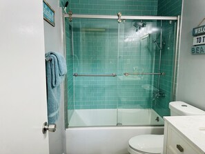 Haartrockner, Handtücher, Seife, Shampoo