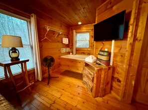 Boblebad, hårføner, håndklær og toalettpapir