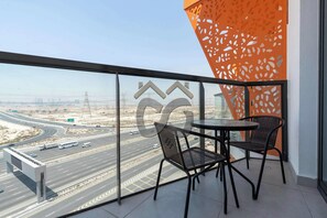 Outdoor dining - Delightful 2 Bedroom in Jumeirah Village Circle (Dubai)
