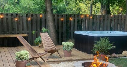 Cozy home centrally located to historical old-town leesburg w/ HotTub & Firepit!