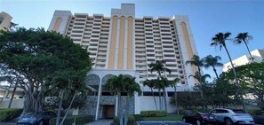Exterior - Stunning 16th floor condominium. Full beach view for Gulf of America sunsets (Clearwater)