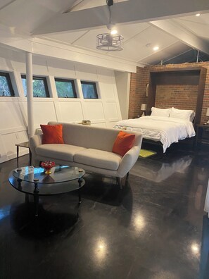 1 bedroom, WiFi, bed sheets - EPIC PICKLE BALL GUEST RETREAT (St. Louis)