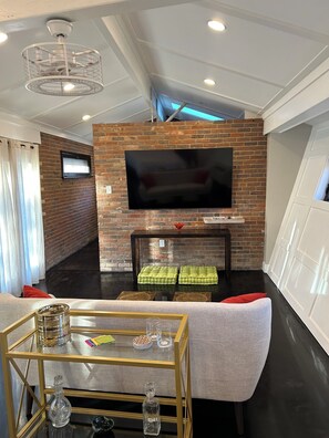 Living area - EPIC PICKLE BALL GUEST RETREAT (St. Louis)