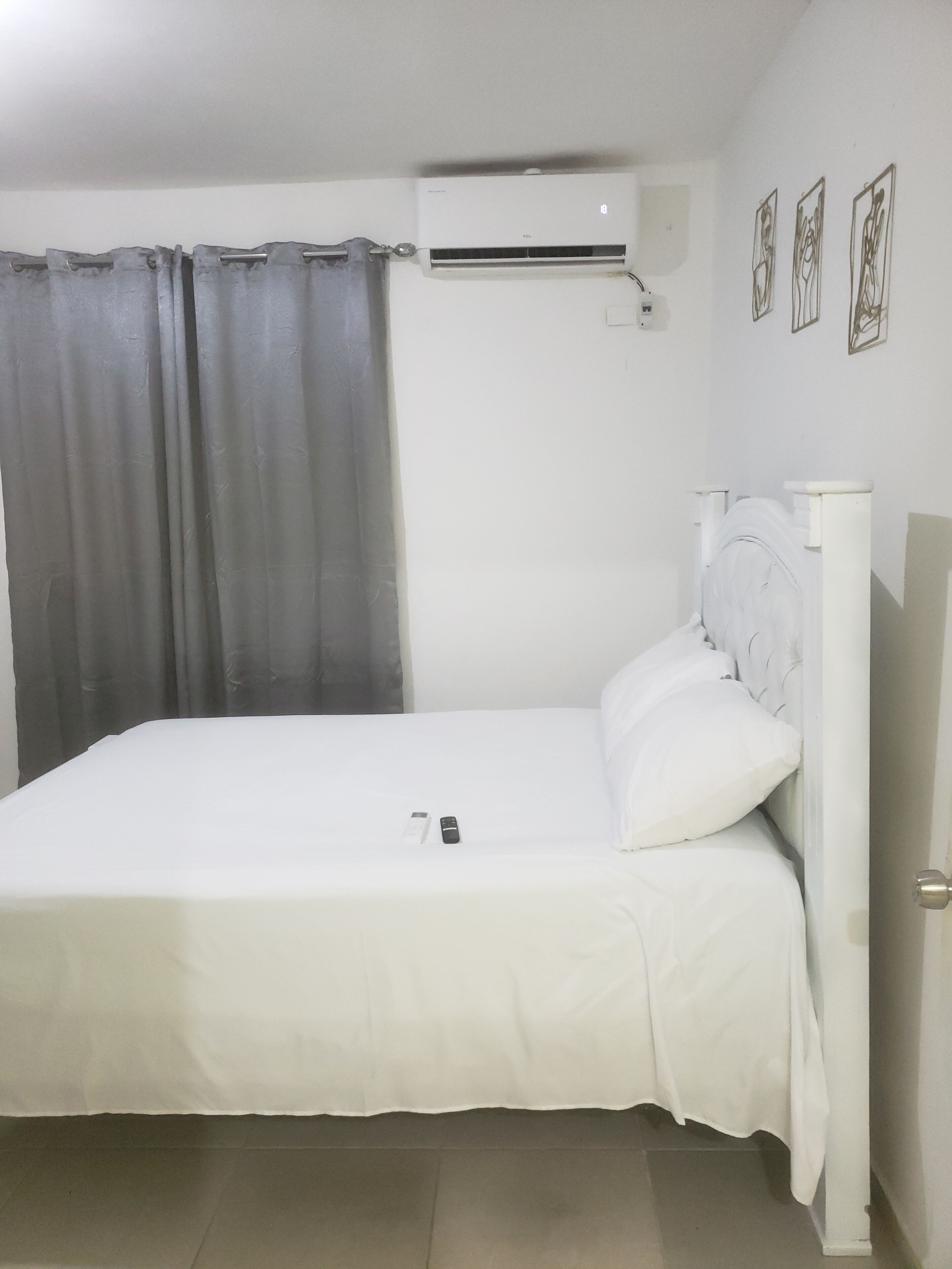 1 habitación, tabla de planchar con plancha, wifi gratis y ropa de cama 
