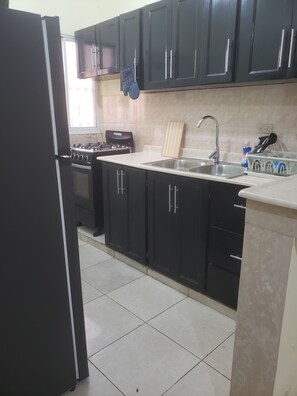 Frigorífic, forn, placa de cuina i cafetera i tetera