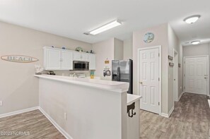 ثلاجة، ميكروويف، فرن، موقد طهي مسطح