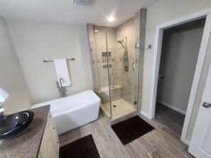 Shower, hair dryer, towels, soap - Relaxing Home away from home, 7 BRs/ 8 Beds /Sleeps14 (Colorado Springs)