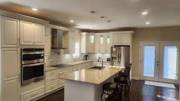 Geladeira, micro-ondas, fogão, cooktop