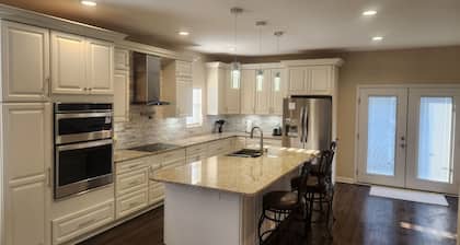 Relaxing Home away from home, 7 BRs/ 8 Beds /Sleeps14