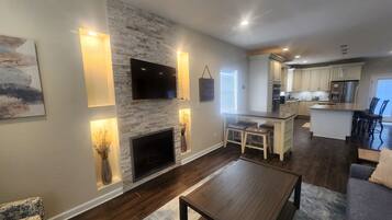 Smart TV, lareira, pebolim, livros