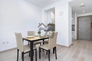 Dining - Lovely 1 Bedroom in Jumeirah Village Circle (Dubai)