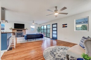 Televisión, chimenea, futbolito y tenis de mesa 