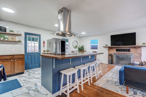 Fridge, microwave, oven, stovetop - Hot Tub | Game Room | Wood Fireplace (Cascade)