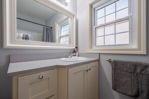 Hiustenkuivaaja, pyyhkeet, saippua, sampoo