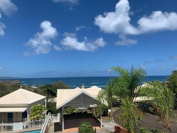 Une propriété située sur la côte, dotée d’une piscine, d’un patio couvert et offrant une vue sur l’océan.