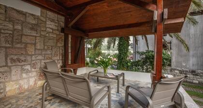 Private garden villa: serenity , private lush haven by the sea.
