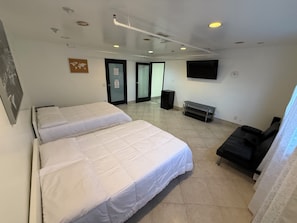 Room 13 (2 Double Beds Private Bathroom Suite) | 1 Schlafzimmer, kostenloses WLAN, Bettwäsche
