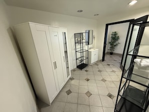 Room 13 (2 Double Beds Private Bathroom Suite) | 욕실 | 타월