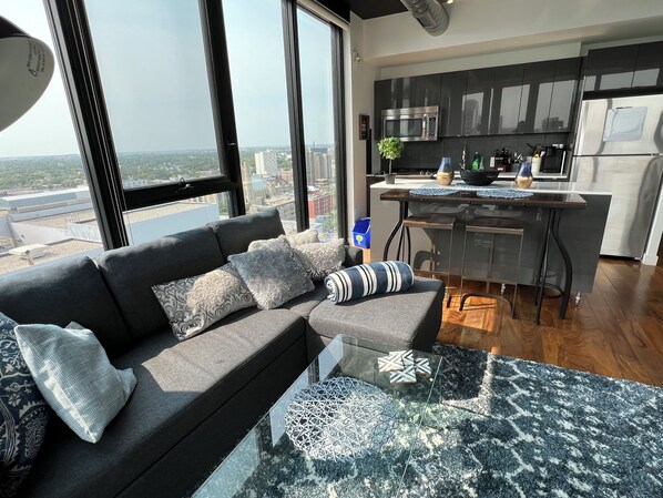 TV - 18th floor 2 bed 2 bath overlooking downtown (Winnipeg)