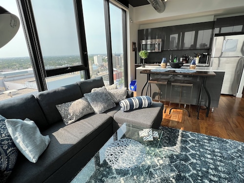 18th floor 2 bed 2 bath overlooking downtown 