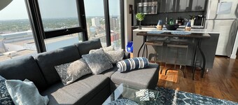 18th floor 2 bed 2 bath overlooking downtown 