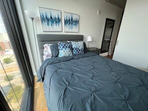 2 bedrooms, iron/ironing board, free WiFi, bed sheets - 18th floor 2 bed 2 bath overlooking downtown (Winnipeg)