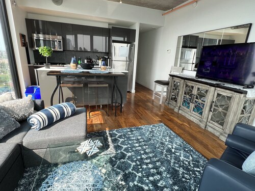 18th floor 2 bed 2 bath overlooking downtown