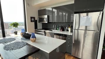 Refrigerador, microondas, horno y parrilla de estufa