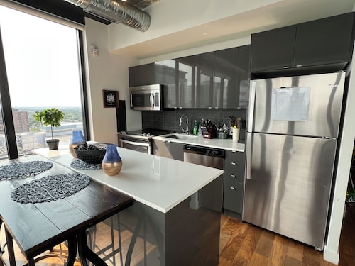 18th floor 2 bed 2 bath overlooking downtown 