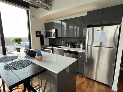 18th floor 2 bed 2 bath overlooking downtown 