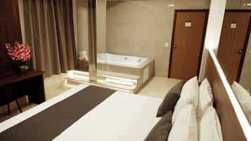 Quarto casal presidencial | Escrivaninha, espaço de trabalho para notebook, Wi-Fi de cortesia