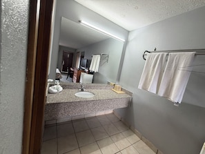 Bathroom - American Value Inn (Columbus)