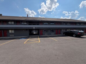 Un estacionamiento de varios pisos con un automóvil negro estacionado allí.