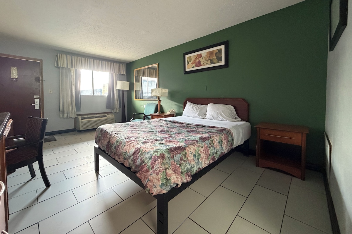 1 bedroom, desk, iron/ironing board (on request), WiFi (free)