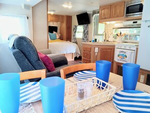2 bedrooms, free WiFi, bed sheets - Wildcat Knob RV in the Smoky Mountains (Cosby)