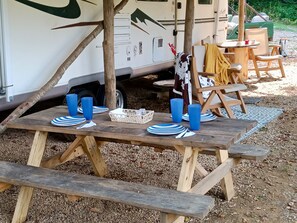 Outdoor dining - Wildcat Knob RV in the Smoky Mountains (Cosby)
