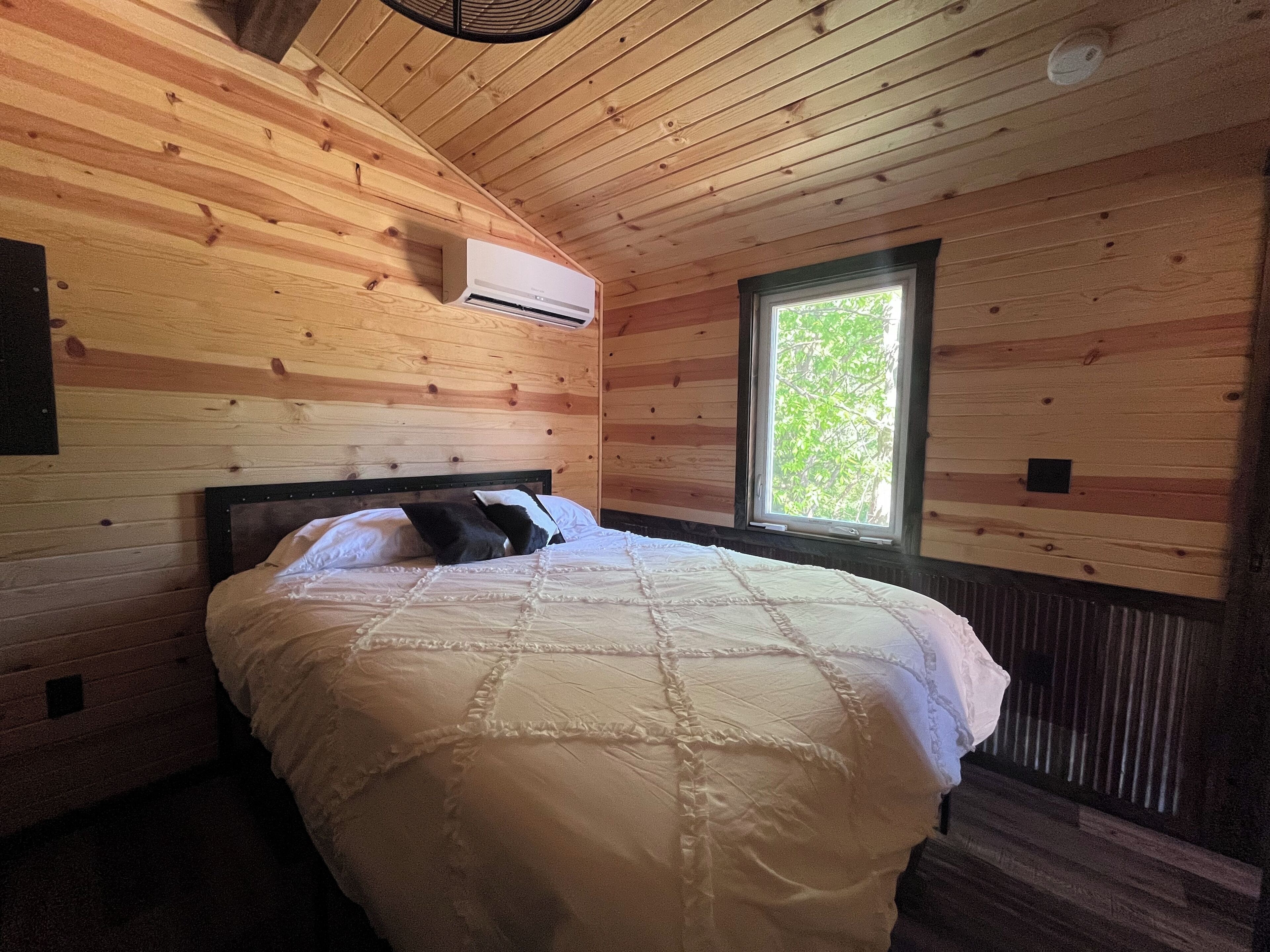 1 bedroom, bed sheets