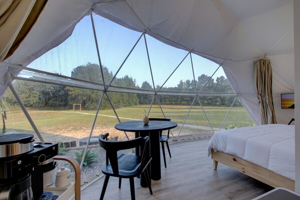1 bedroom, iron/ironing board, WiFi, bed sheets - Luxury Glamping Dome “Sol” in countryside with hot/tub near Hot Springs (Pearcy)