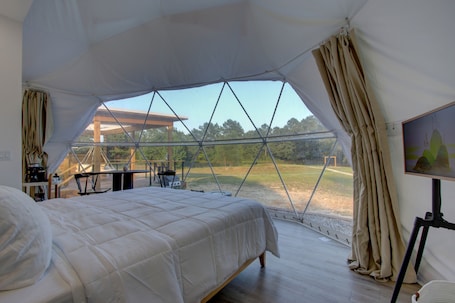 1 bedroom, iron/ironing board, WiFi, bed sheets. Luxury Glamping Dome “Sol” in countryside with hot/tub near Hot Springs