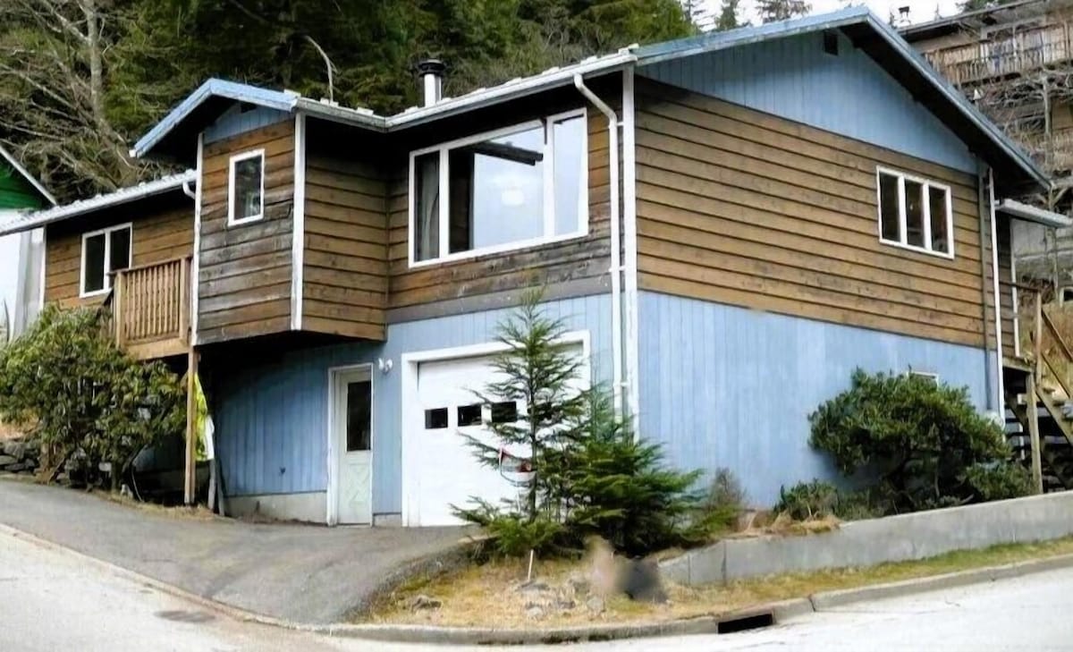 Outside view of Coho Bungalow in Ketchikan