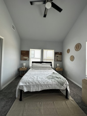 3 bedrooms, in-room safe, desk, iron/ironing board - Newly Modeled Family-Sized Condo 5 mins away from Downtown San Antonio!  (San Antonio)