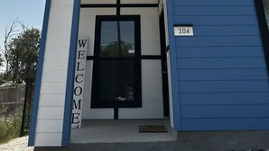 Un bâtiment moderne à deux étages, avec une enseigne « BIENVENUE » au-dessus de l’entrée.