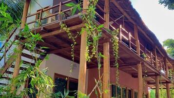 Vista frontal de la propiedad